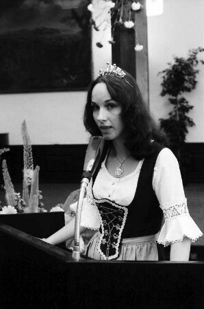 Freiburg: Am Mikrophon; Gisela Faber [Weinkönigin]