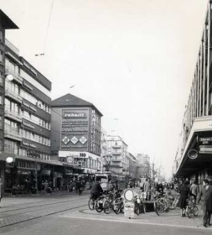 Privatgebäude, Straßen und Plätze in Karlsruhe. Kaiserstraße/Ecke Ritterstraße
