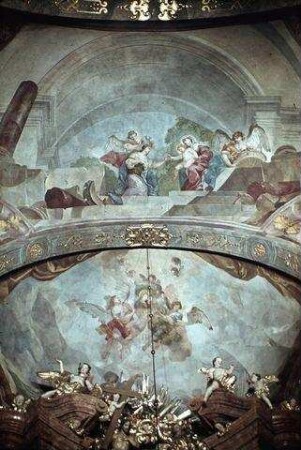 Pilger folgen dem von Engeln getragenen Gnadenbild der "Mutter vom guten Rat" von Genazzano