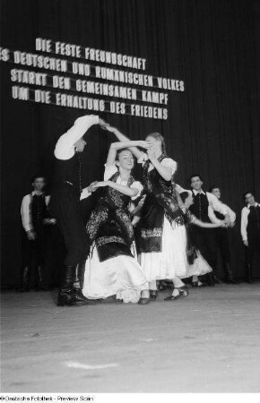 Rumänische Tänzer des Rahmenprogramms zur Leipziger Herbstmesse 1954
