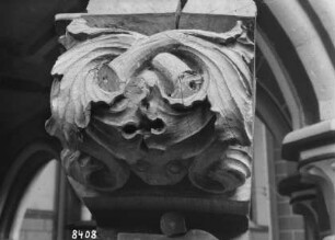Konsole von der ehemaligen Empore der Stadtpfarrkirche Sankt Maria mit Kopf und Blattwerk