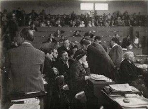 Delegierte während einer Sitzung der Lausanner Abrüstungskonferenz. Mitte: Paul Painlevé, von hinten: Édouard Herriot, die Dame: Miss Woolley (amerikanische Delegierte), ganz rechts: Joseph Paul-Boncour