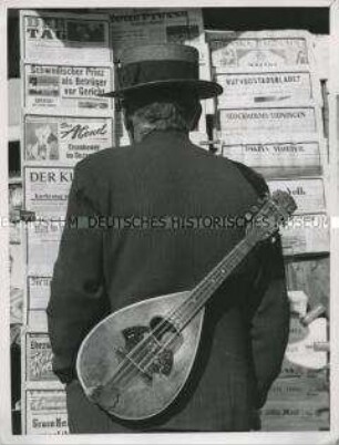 Das (Ost-)Berliner Original "Stohhut-Emil" alias Emil Riemer mit Mandoline