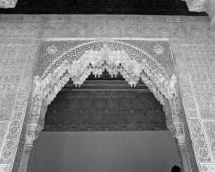 Portal mit Lambrequinbogen und vegetabiler Ornamentik an der Westseite des Patio de los Leones
