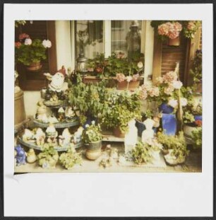 Blumen und Gartenzwerge vor einem Haus in Österreich