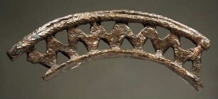 Gebogener Streifen mit Zackenlinie à jour. Flüchtig und roh. Reduziert (Ringhenkelfragment eines geometrischen Dreifußes)