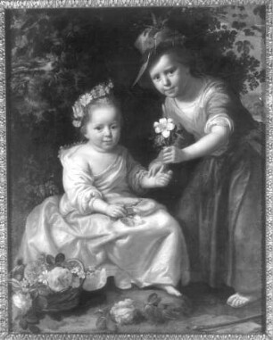 Porträt zwei kleiner Mädchen mit Blumenkranz und geschmücktem Hut