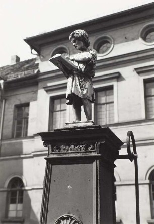 Brunnen mit lesendem Knaben