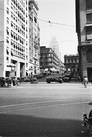 Reisefotos Argentinien. Stadtbilder Buenos Aires. Straße mit Hochhäusern