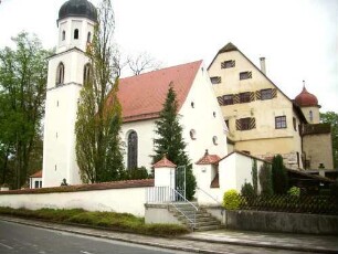 Ansicht von Norden mit Kirche vor ehemaligem Schloß (im Kern Romanisch - Gotisch und Barock überarbeitet)