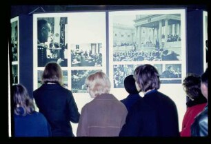 Kennedy-Ged.Ausst./ Menschen vor Fotos