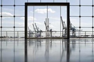 Blick durch ein modernes Kontorhaus auf ein Container-Terminal, Hamburg Altona, 07.2016