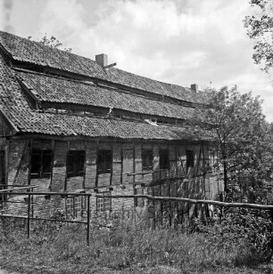 Drahtmühle: Renovierung: vorn Holzgeländer und Sträucher: rechts Bäume