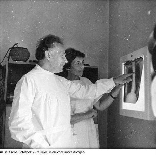 Kretzschmar, Stellvertreterin des Chefs der Poliklinik Blasewitz, in Zusammenarbeit mit dem Chef, Obermedizinalrat Bernhardt (Frau Kretzschmar ist Chirurgin)