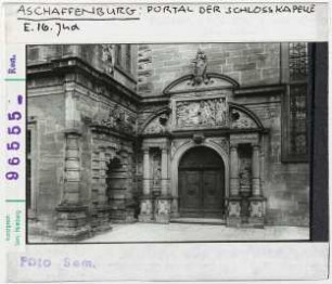 Aschaffenburg: Portal der Schlosskapelle