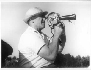 Ratzeburg. Ruderakademie. Karl Adam mit Filmkamera beim Filmen des Trainings vom Ruder-Achter