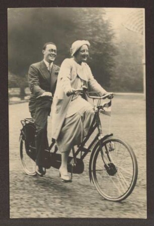 Prinzessin Juliana und Prinz Bernhard zur Lippe-Biesterfeld auf dem Fahrrad. Detmold. Schlossplatz