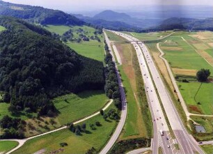 Trassierung in der Luftaufnahme Links: Alte BAB rekultiviert bzw. als Landesstraße umgebaut, Im Hintergrund Überführung der K 1429.