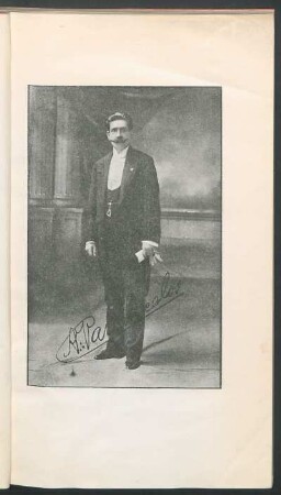 [Fotografía con firma del autor]