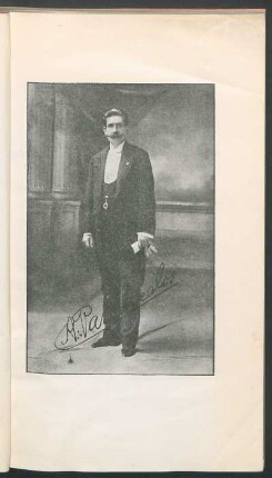 [Fotografía con firma del autor]