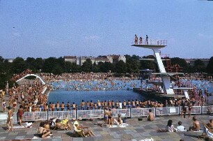 Berlin-Pankow. Freibad. Ansicht mit Sprungturm