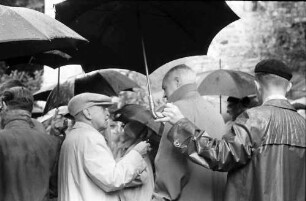Chemiker; Mainau 4.7.: Regenschirmbild mit Otto Hahn und Lord Alexander Todd of Trumpington