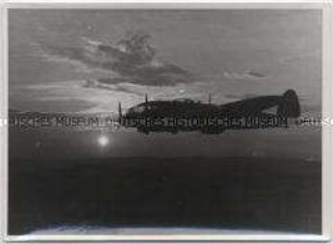 Kampfflugzeug der deutschen Luftwaffe am abendlichen Himmel