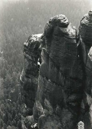 Sächsische Schweiz, Schrammsteine. Falkenstein. Seilschaft Paul Illmer im Ausstiegsriß des Illmerweges (VIIc)