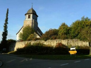 Ansicht von Ostnordosten mit Kirche (im Kern Frühgotisch) über Kirchhofmauer (Wehrgang mit Steinbrüstung im 18 Jh abgetragen)