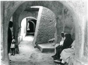 Straßenszene in Fès : Eine Männergruppe in einem Gewölbegang in der marokkanischen Stadt Fès.