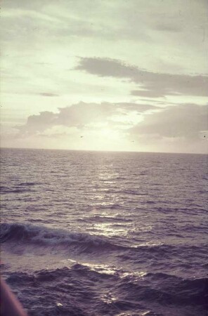 Reisefotos. Sonnenuntergang. Blick von einem Schiff über das Meer