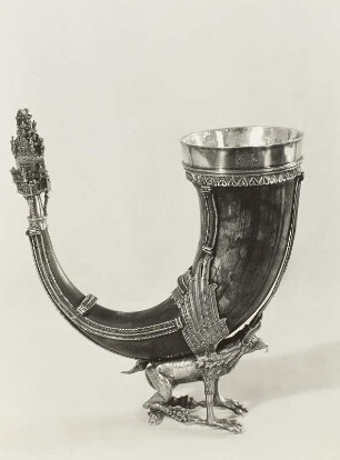 Kleine Greifenklaue (von einem Drachen getragen, an der Spitze eine gotische Burg)