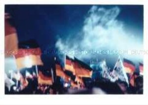 Deutschlandfahnen vor dunklem Himmel vor dem Reichstag am 2. Oktober 1990 in Berlin (Altersgruppe 14-17)