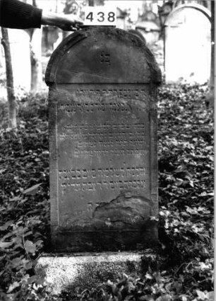 Grabstein 438 (Index: 99803713) Material: Sandstein Zustand: gebroch/Textverl/unten abgesplittert Maße HxBxT: 133x56x9 cm Beschreibung: Sockel, Stele mit verdacht. Rundbogen, profiliert. Rand/Giebelfeld Besonderheit: Endreim: Grabstein 438