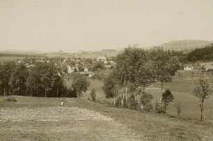 Rosendorf (heute Růžová / Tschechien). Ansicht von Südosten. Im Hintergrund von links: Gohrisch, Pfaffenstein, Laasensteine, Lilienstein, Zirkelstein, Kaiserkrone, Schrammsteine und Großer Winterberg