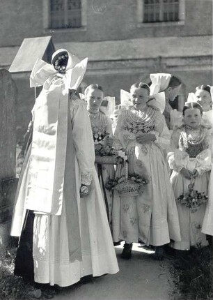Brautjungfern aus Crostwitz : Kleidung - katholische Tracht. Ort: Chrósćicy / Crostwitz. Brautjungfer (družka). Fronleichnam 1936.
