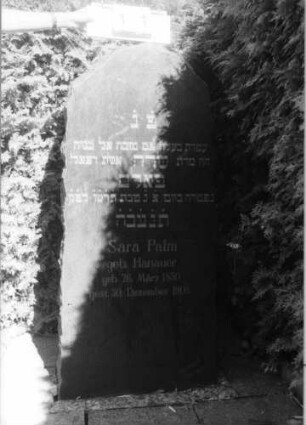 Grabstein 11 (Index: 100094146) Material: geschliffener Granit Zustand: gut Maße HxBxT: 141x59x18 cm Beschreibung: Stele mit Rundbogen Steinmetz: Herrmann Durlach: Grabstein 11