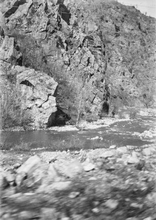 Gebirgslandschaft : Fluss durch eine Gebirgslandschaft.