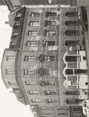 Wohnhaus mit Laden
