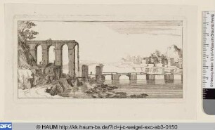 Ruine eines Aquädukts an einem breiten Fluss