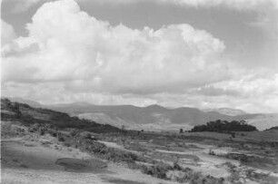 Kulturlandschaft nahe der Stadt Gamo (Äthiopienreise 1937/1938 - 3. Fahrt: von Addis Abeba nach Mogadischu und zurück)