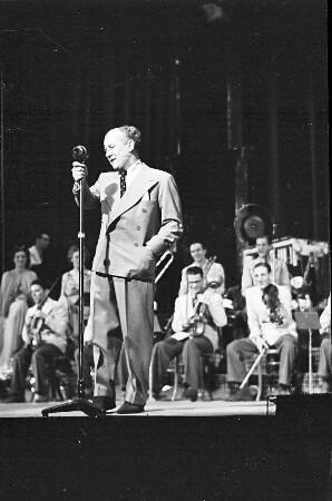 Scala: Jack Hylton am Mikrophon