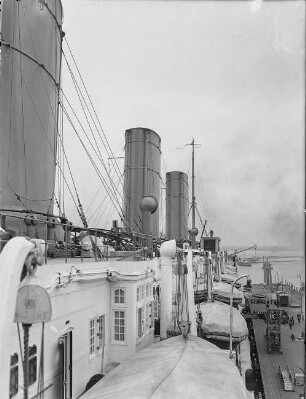 Hochseepassagierdampfer "Imperator" der Hapag Hamburg. Backbord-Bootsdeck mit Rettungsbooten und Blick auf Schornsteine und Aufbauten