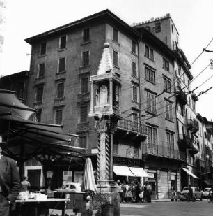 Colonna del Mercato : Verona. Piazza delle Erbe. Straßenbild mit Colonna del Mercato (E. 14. Jh., mit 1929 eingefügten Heiligen-Reliefs)