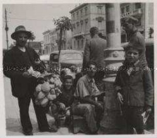 Wehrmachtssoldaten, Athen, Händler auf den Straßen