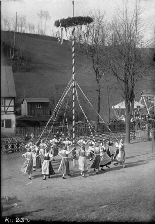 Tanz um den Maibaum - Frauenverein Steinbach