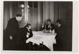 Nikolaus Titulescu und Pierre Laval beim Lunch im Genfer Hotel des Bergues. links: Nikolaus Titulescu, Mitte: Pierre Laval
