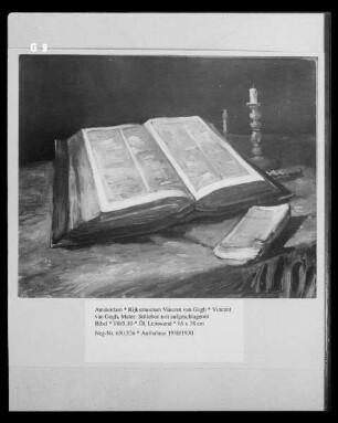 Stilleben mit aufgeschlagener Bibel