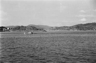 Fjord : Felsformation am Ufer eines Gewässers.
