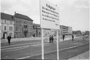 Vorbereitungen für den Bau einer Fußgängerbrücke über die Kriegsstraße in Höhe der Lammstraße.